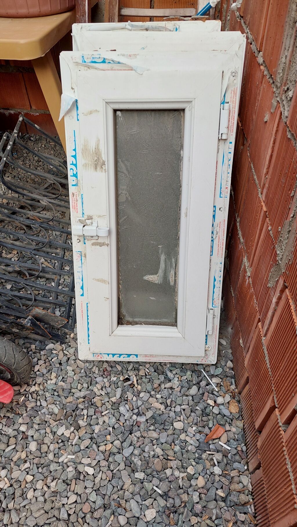 PVC pəncərə çərçivəsi və şüşəli qulp-lu açılan qapaq - Material: ağ