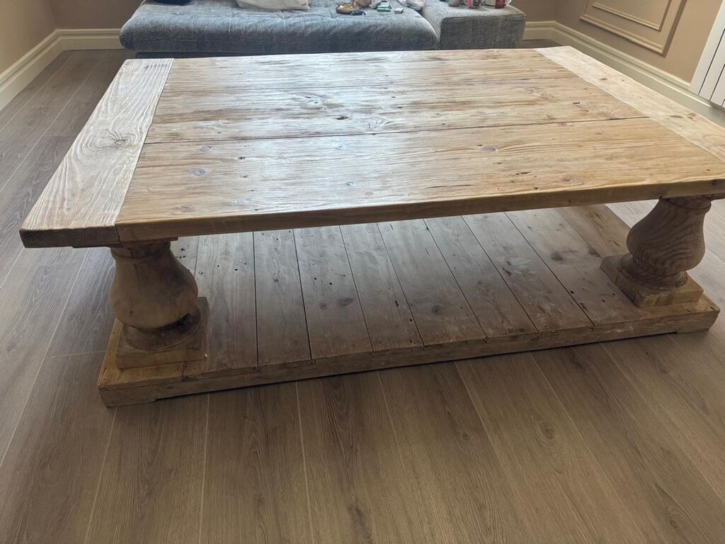 Rustik üslubda massiv ağacdan salon üçün iri ölçülü jurnal masası
