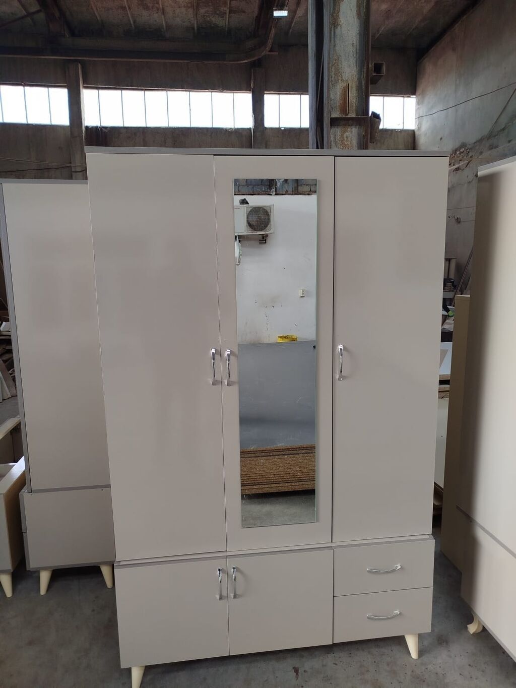 Yenidi her rengi var sifarisle duzelir 150 manatdan baslayir iki