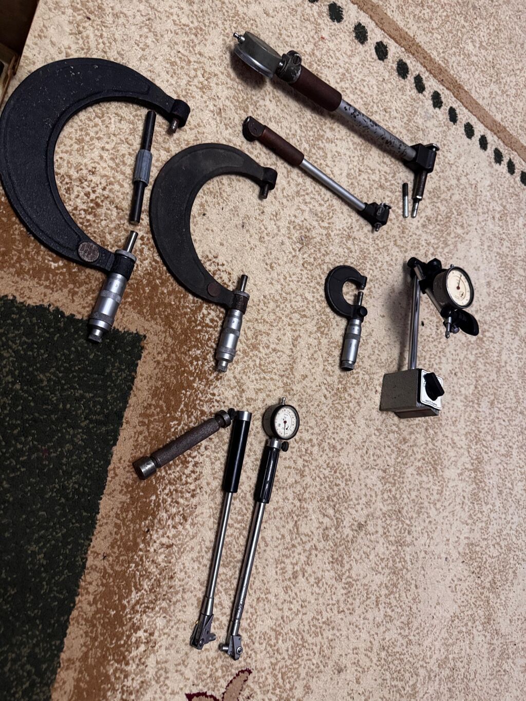 Tokar avadanlıqları. Mikrometr, İndiqator və s. Əlavə olaraq Rezers