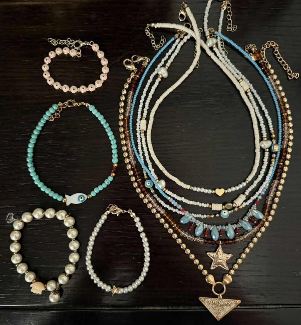 Her qolbaq: 5 manat her boyunbağı: 10 manat