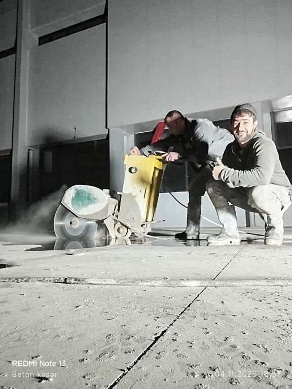 #Betonkesme #betondeşmə Beton kubik kərpic - dən kəsim deşim