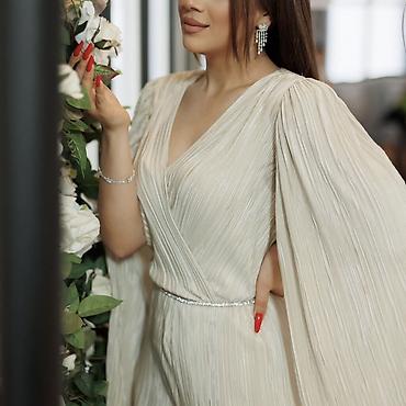 Zərif plisse parçadan hazırlanmış qadın tulumu - Rəng: açıq - şəkil 3