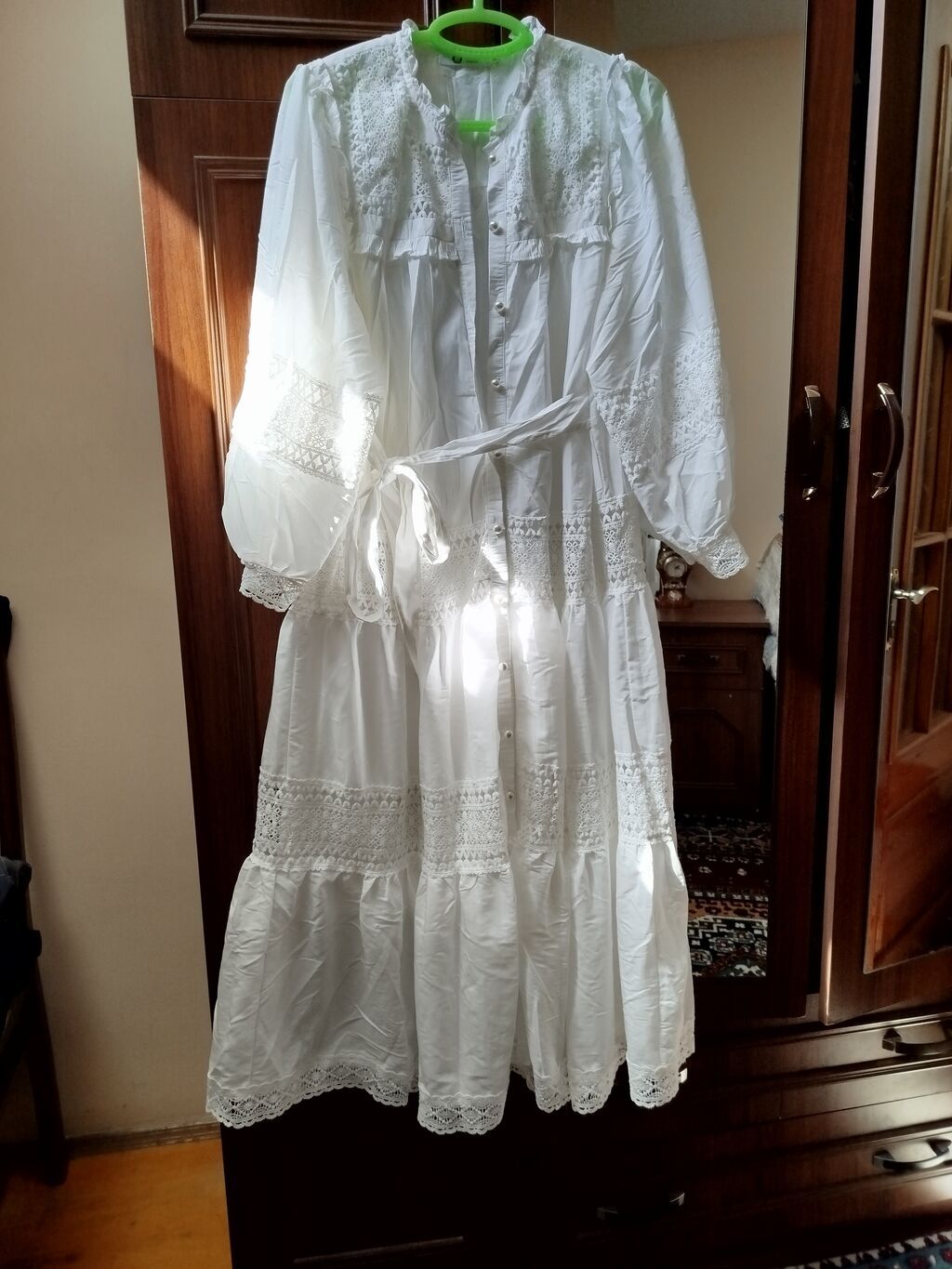 Ağ rəngli, uzun bohem/romantik üslubda qadın donu. - Material: yüngül