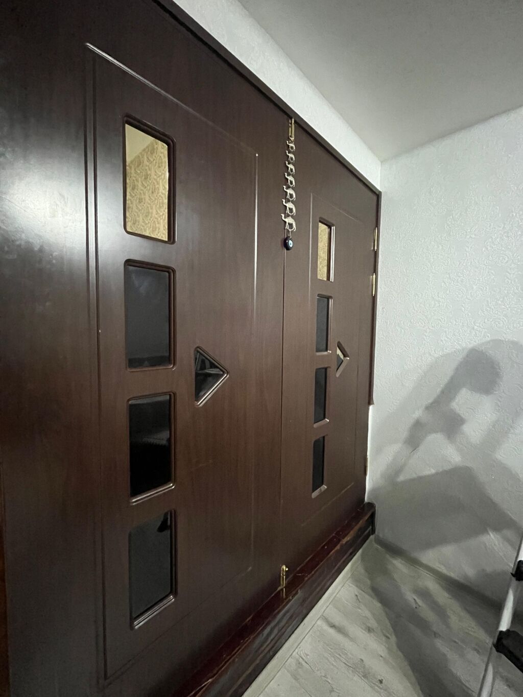 İkiyarpaq taxta giriş qapısı - Material: tünd rəngli ağac/laminat