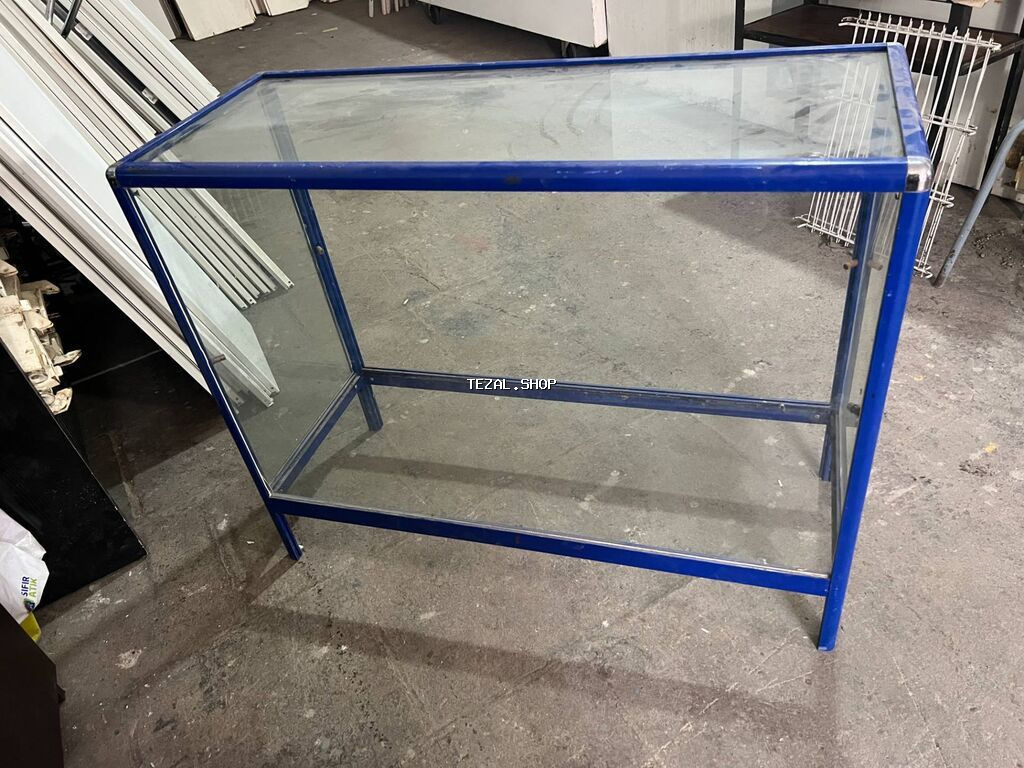 Suse Vitrin satilir.Yaxsi veziyetdedir. Sinigi qirigi yoxdur