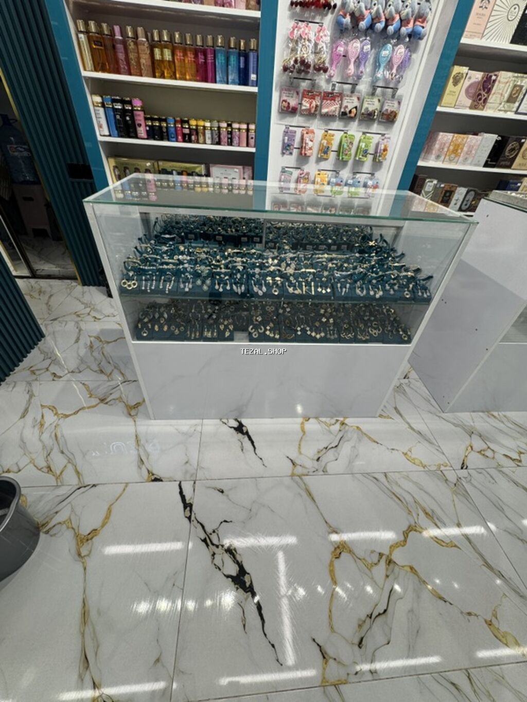 Vitrin demək olarki heç işlənməyib(klonkası üzərindədir), bir çox sahə