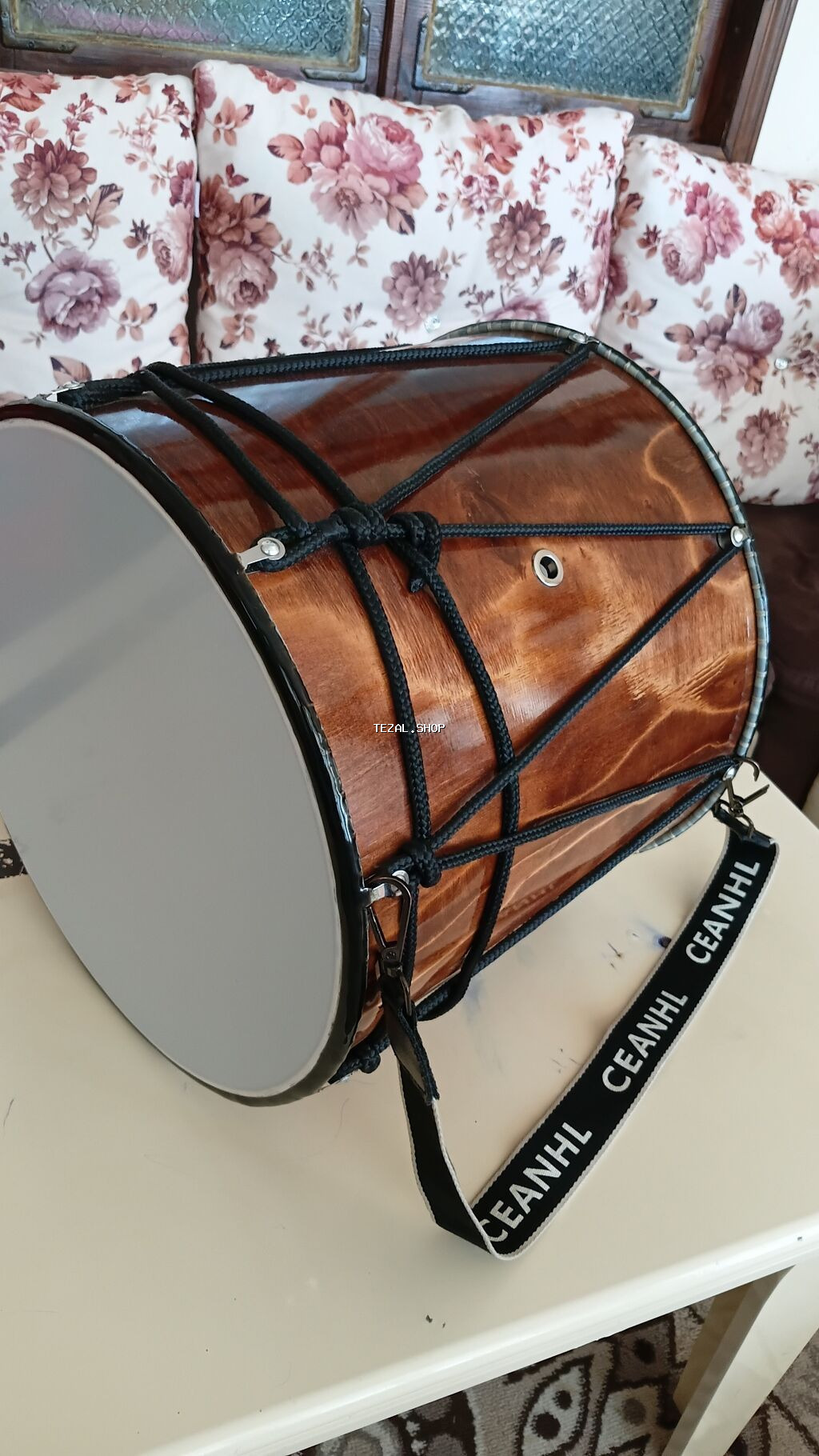 Yeni nagara satilir bir mikrafonlu adil usdanin el isidir usdifade