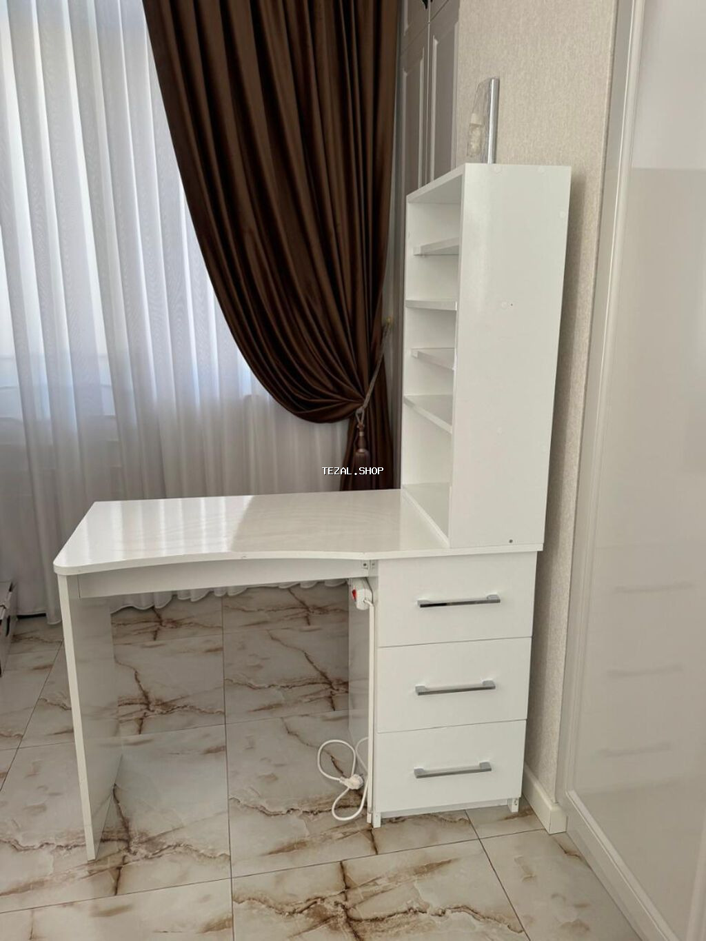 Dirnaq stolu ve aparatlar satılır.Salonda deyil evde az muddet