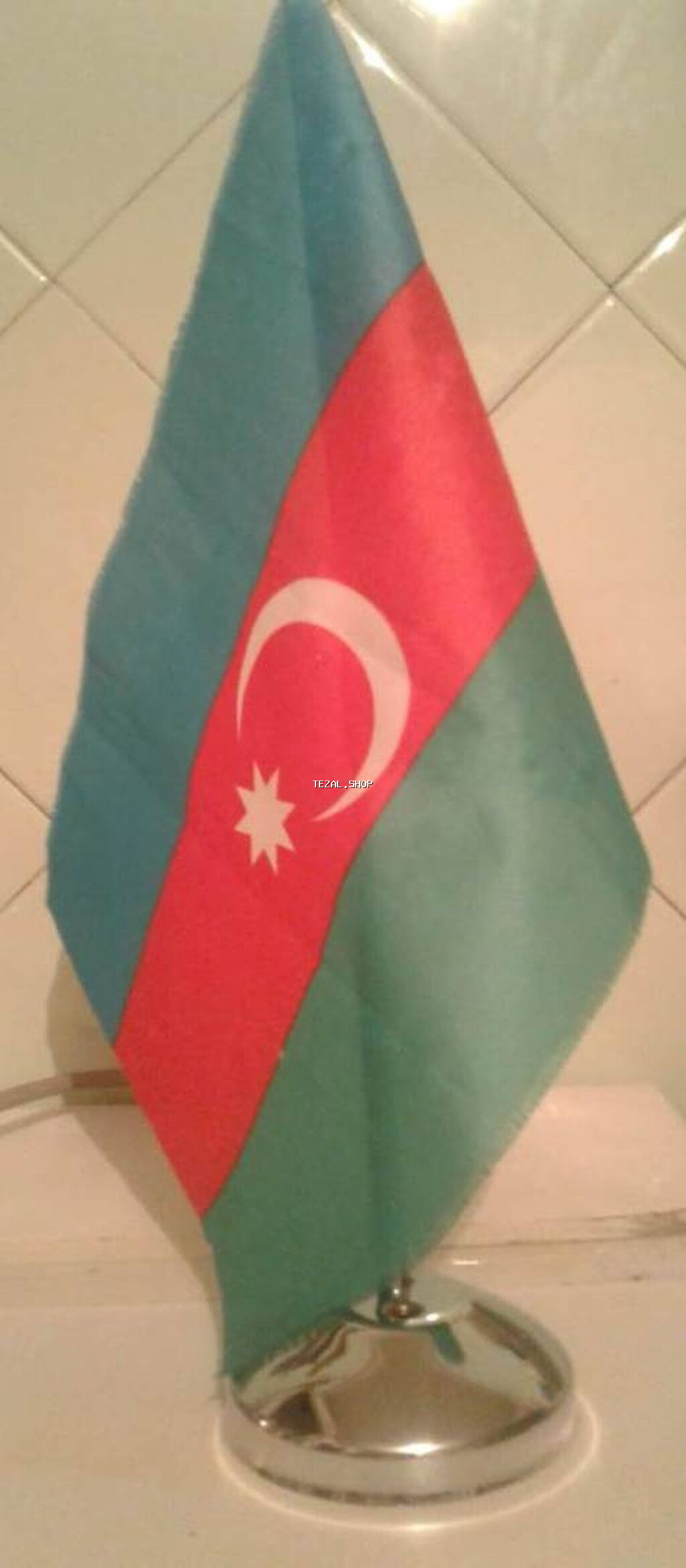 Azərbaycan bayraqlar satılır. Uzunluğu 100 sm, eni 70 sm. Qiyməti 40 - şəkil 2