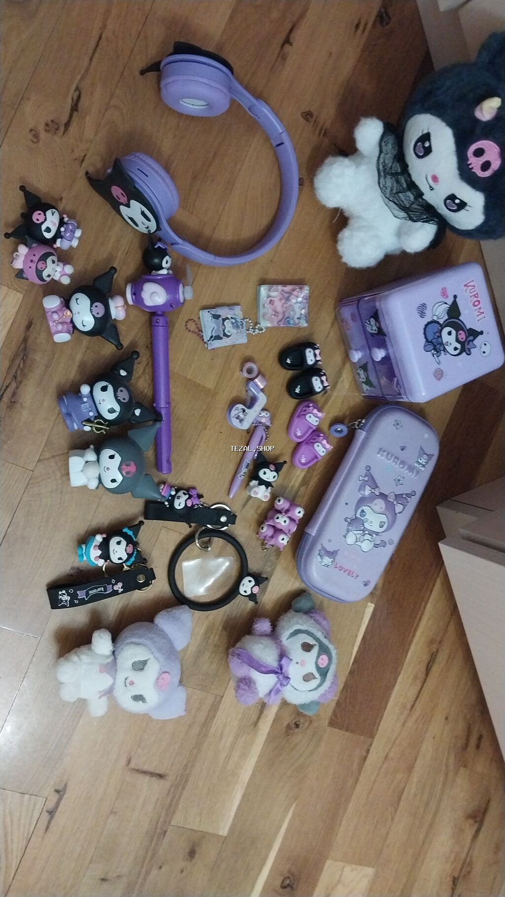 Müxtəlif rənglər və dizaynlarda, o cümlədən bənövşəyi, çəhrayı və