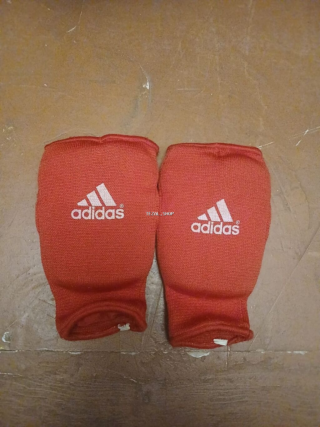 Adidas qırmızı dizliklər (1 cüt) satılır. İstəyən əlaqə saxlasın