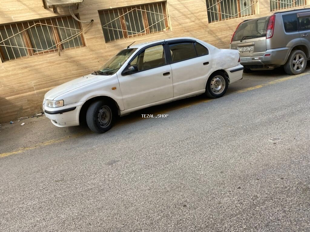 Ağ rəngli 4 qapılı sedan. Gövdə ölçüsü kompakt, şəhər içi sürüş üçün