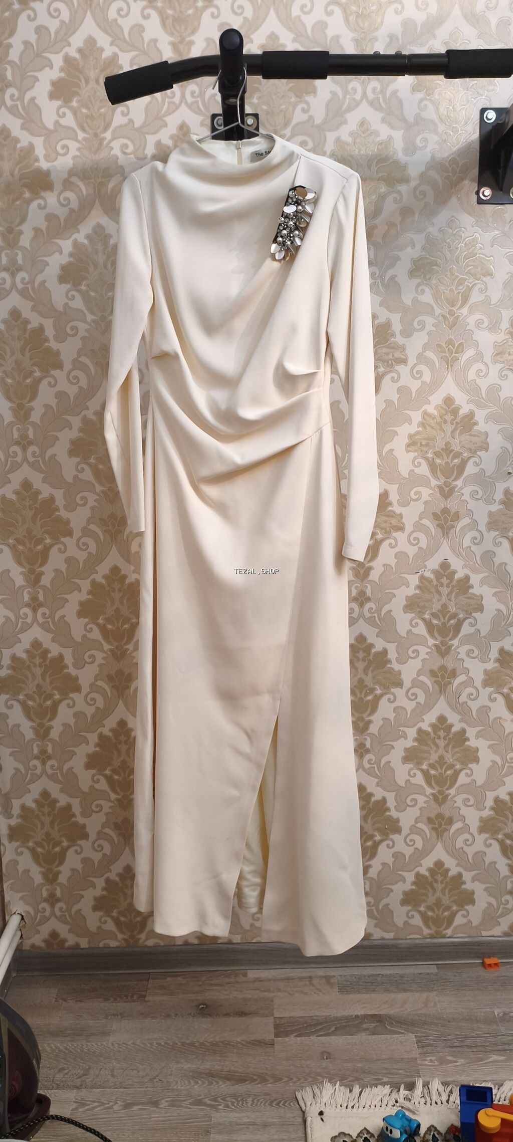 Zərif krem rəngli uzun don. 160 azn e modalinda magazasindan alinib. 1