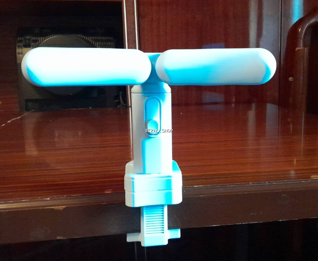 Uşaqların düz oturuşu üçün qamət korrektoru. Masa arxasında oturan