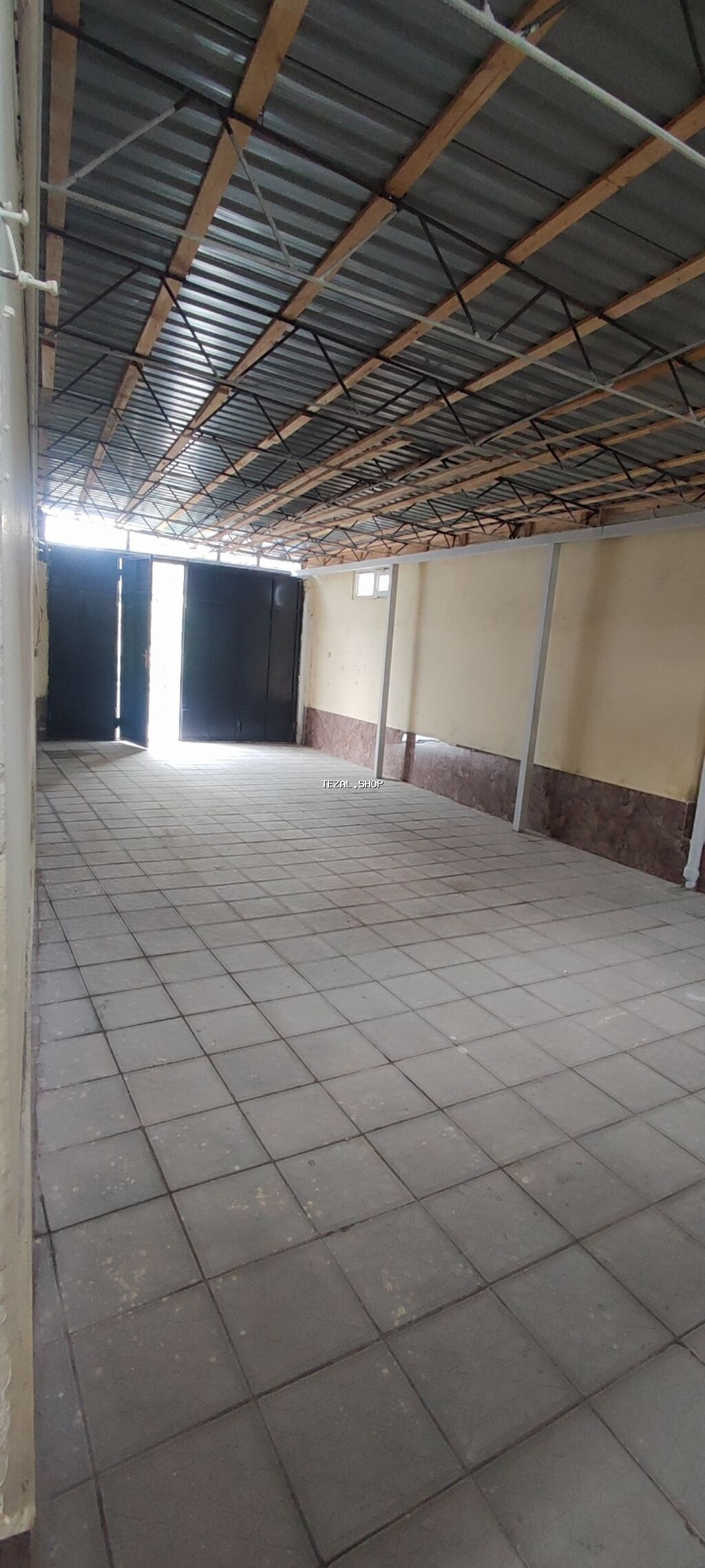 Salam.Bazarda Axund Mirze Mehemmedhusyn kucesinde texmini 70 kv-liq