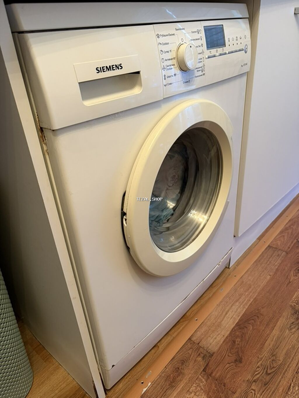 Qapısı qırılıb çıxır hər açdıqca və altından su gəlir bilmirəm nə