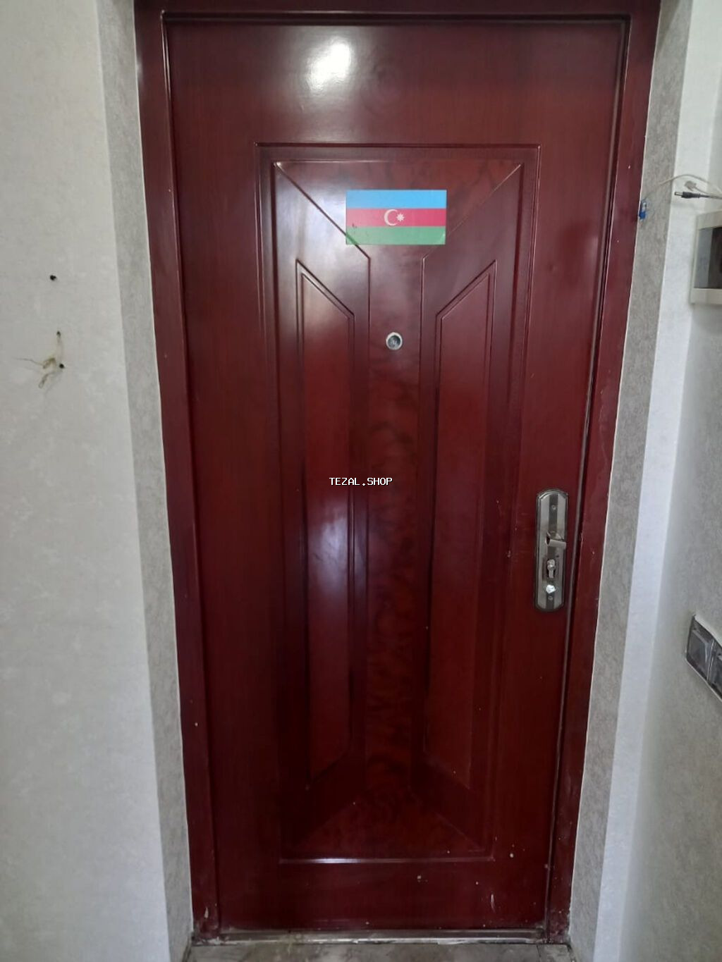 96sm x 210sm Qapı sağdan sola içəridən çölə doğru açılır Ünvan