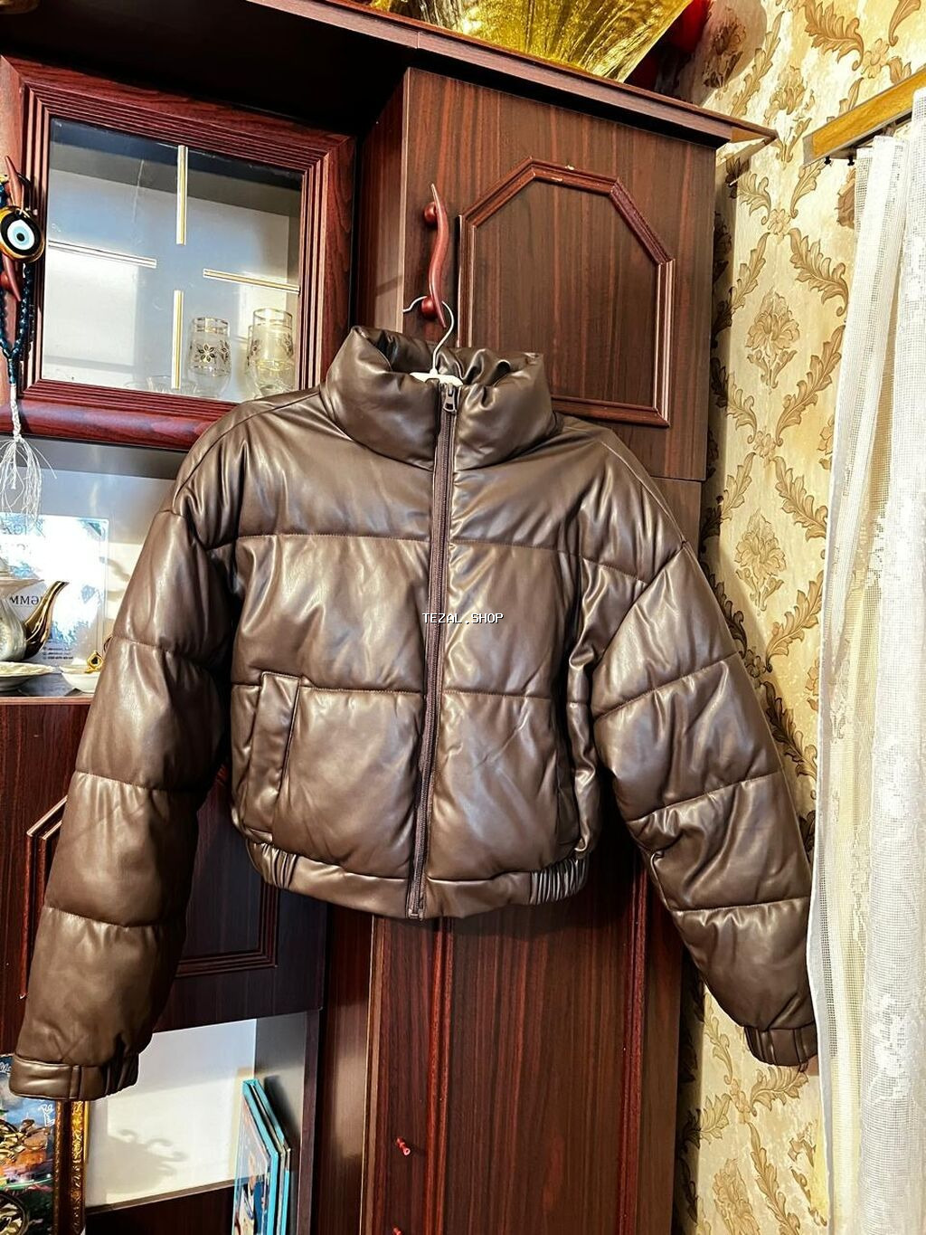 Hec geyinilməyib. defaktodan alınıb m razmerdir. Qısa dəri balonka