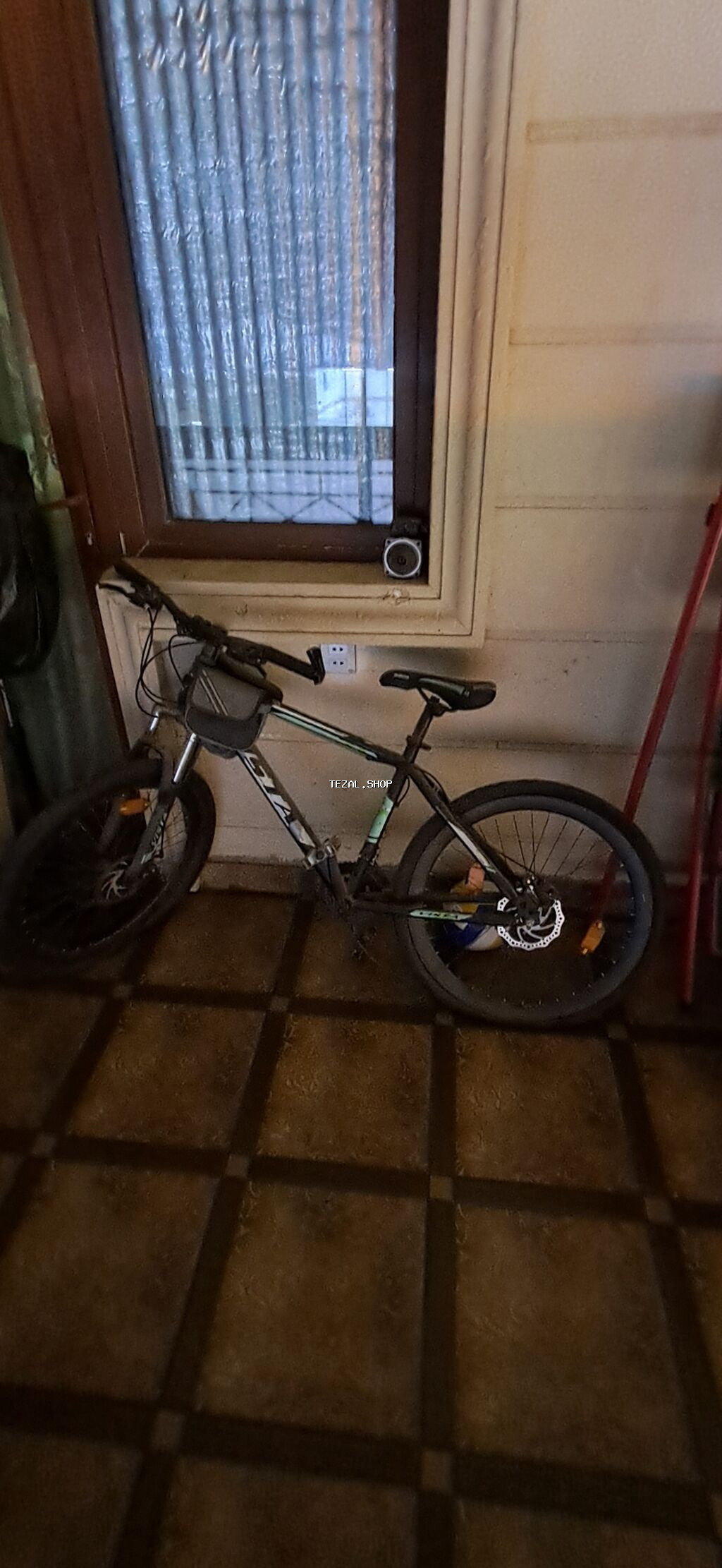 Velosiped Nece Illerdir Balkonda qalib Surulmur Ustune basina