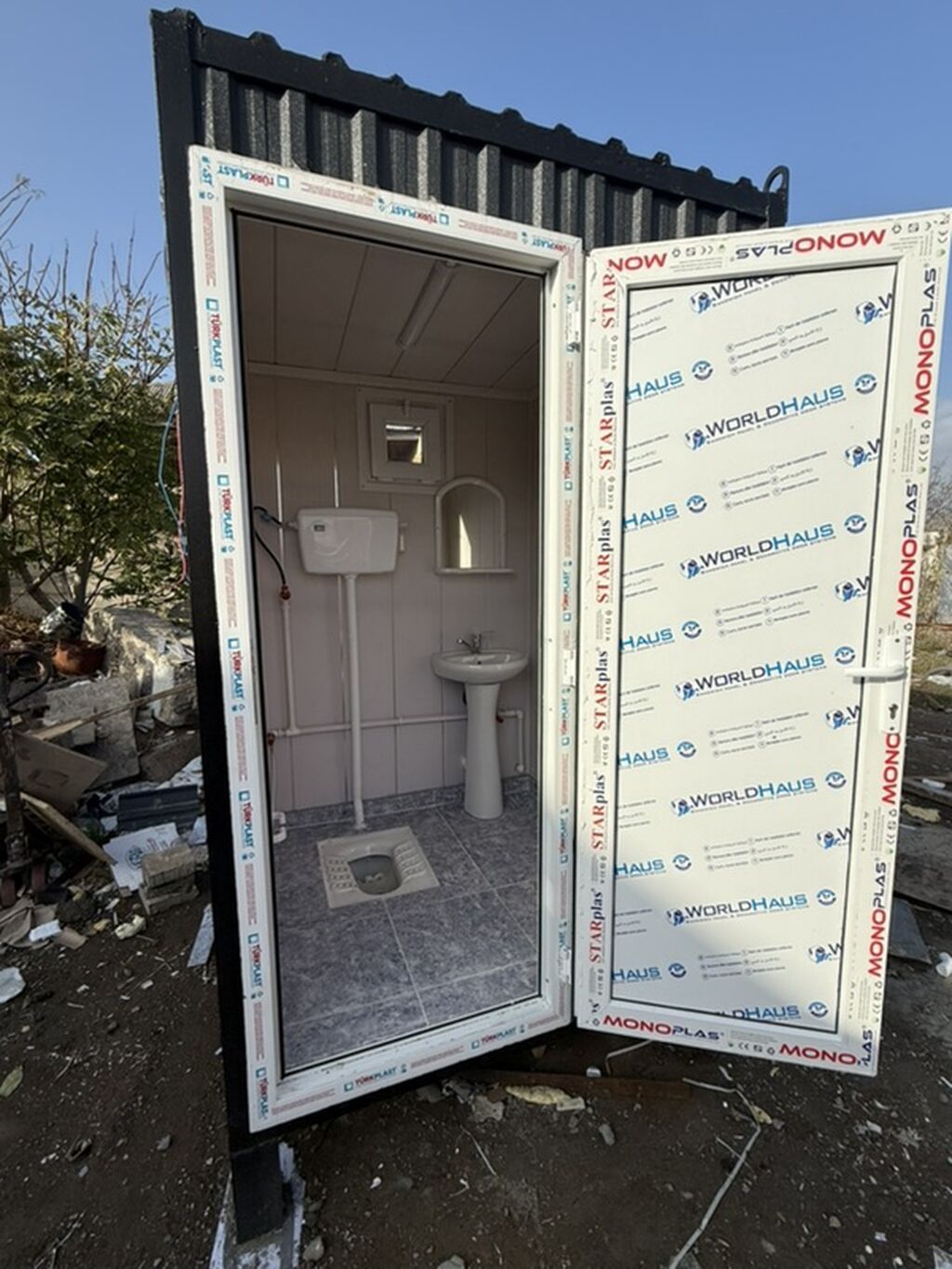 Metal karkaslı, sendviç panellə örtülü daşınan tualet-boks - Korpus