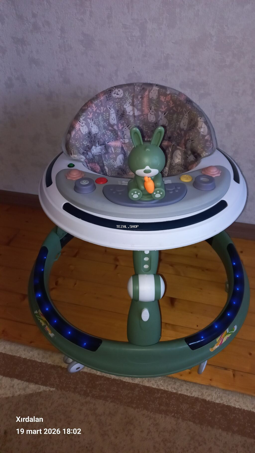 Təcili satılır. Vəziyyəti əladır, sadəcə üzərində iki ədədə əlavə