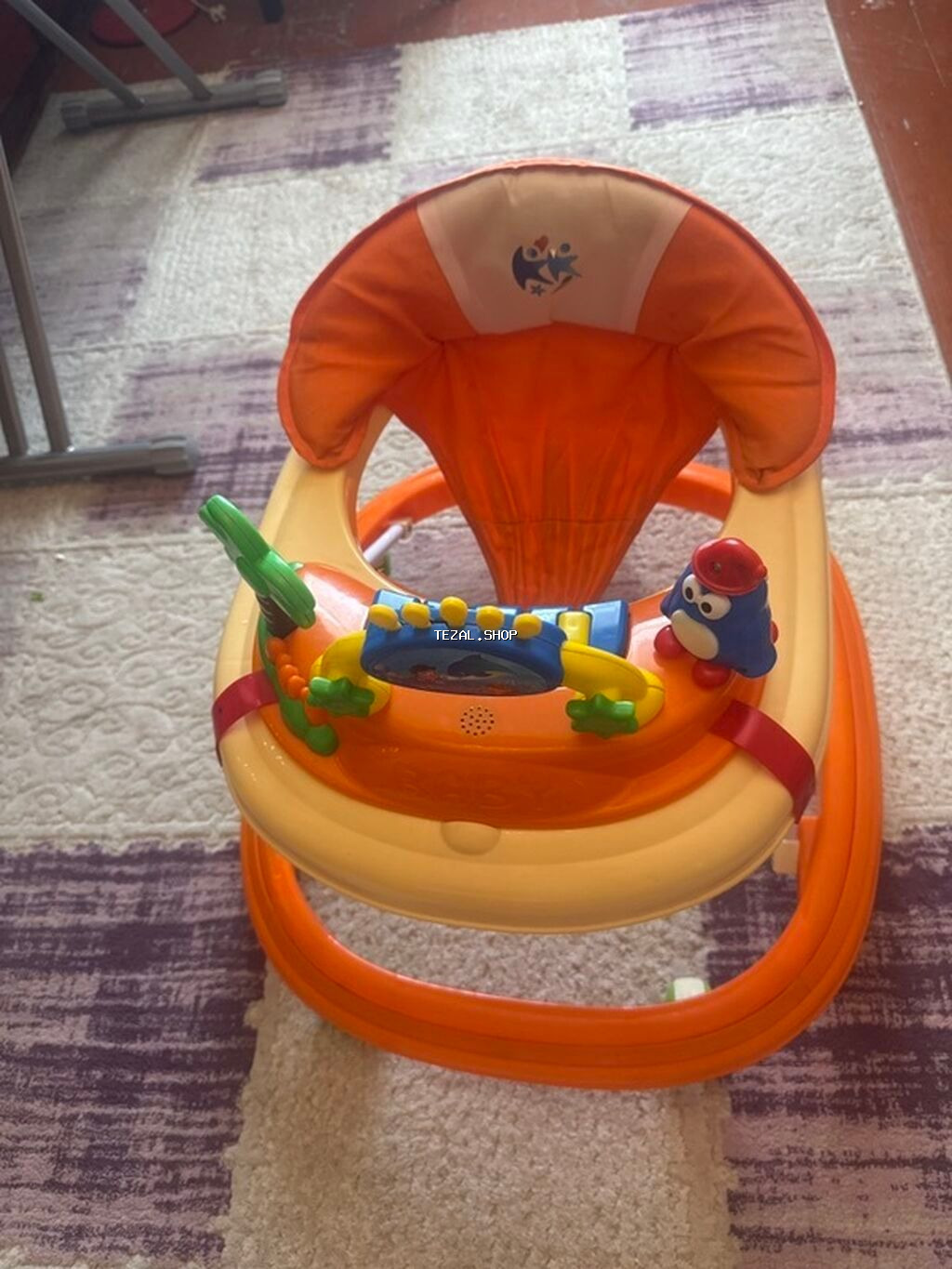 Uşaq gəzdirəcisi (walker) – narıncı/bej rəngli, musiqili oyun paneli