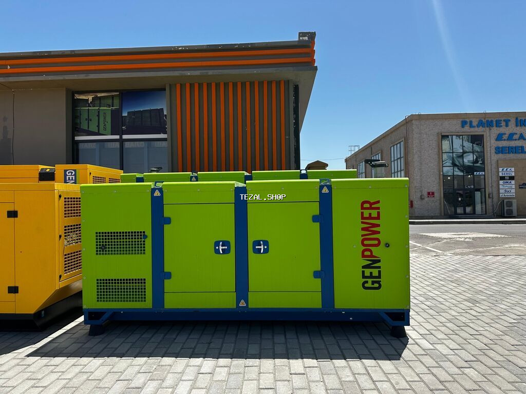 Yaşıl və göy rəngli Genpower dizel generatoru. Elektrik enerjisi tələb