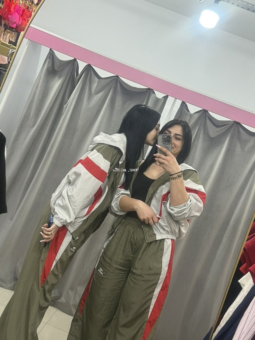 Salam Adim Gülü’İki xanimiq kimə afisant lazim olsa əlaqə saxliya