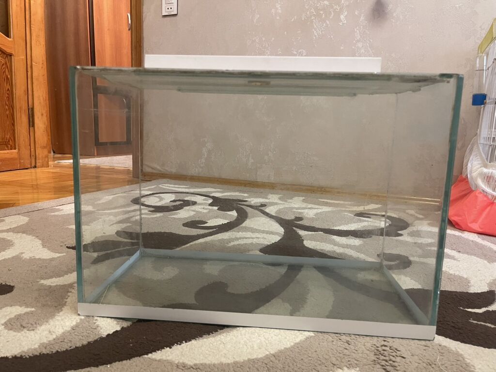 Şüşə akvarium – üst qapaqlı - Material: qalın şəffaf şüşə, silikon