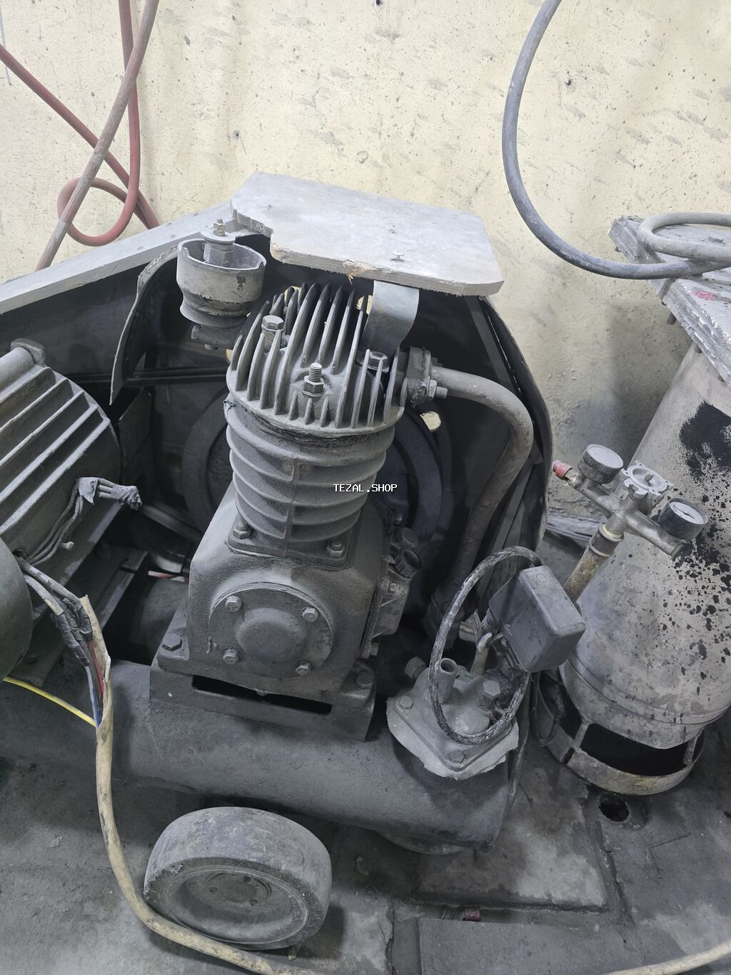 Kompressor ela veziyyetdedir 8atmosferi 40saniyeye yiqir 3fazadi