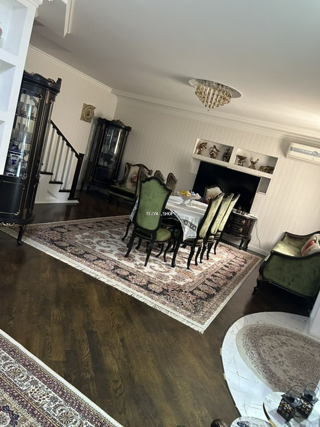 Yeni, Masa və oturacaqlar, İtaliya