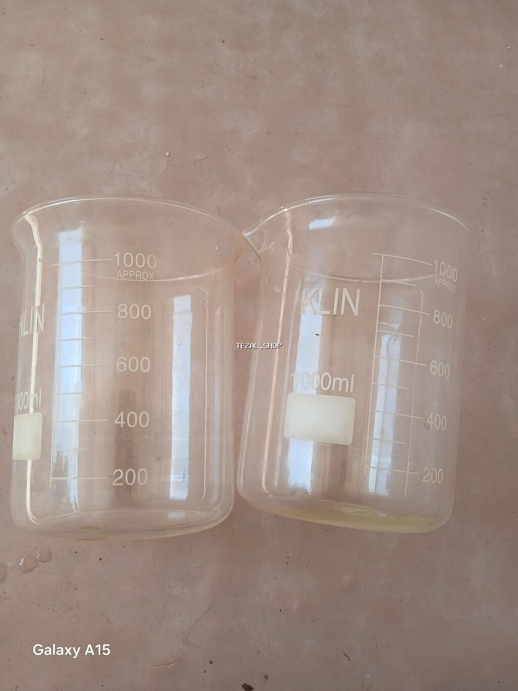 Şəffaf şüşədən hazırlanmış, mayelərin ölçülməsi və qarışdırılması üçün