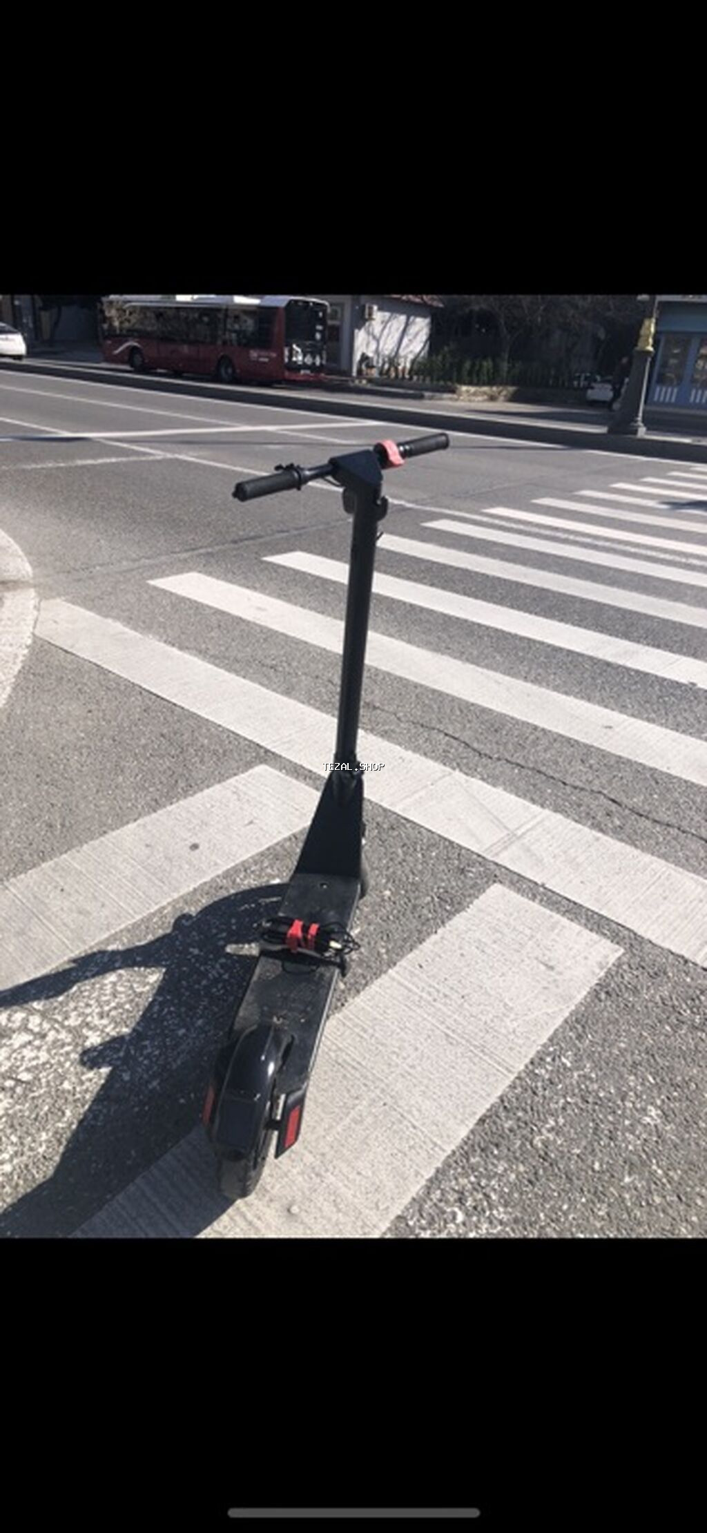 Elektrik skuter – qara rəng, yığcam və şəhər üçün ideal