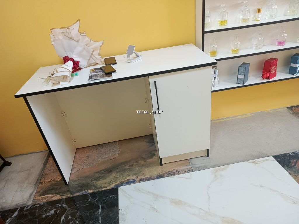 Ağ rəngli iş masası – vitrində və ya ofisdə kassir/idarəetmə üçün