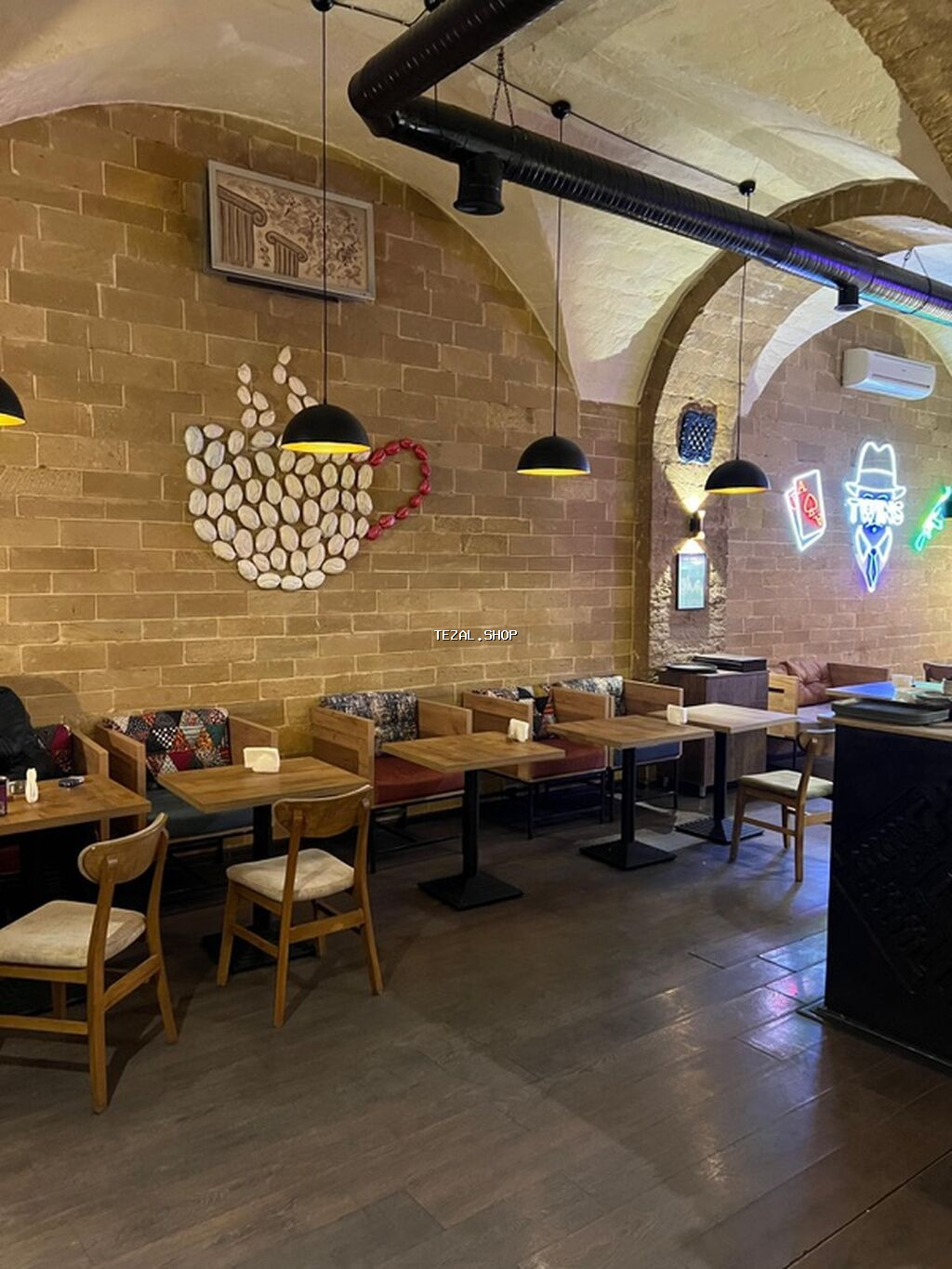 Sahil metrosnun yaninda əsas kücədə insanlarin ən pik six olduqj bir