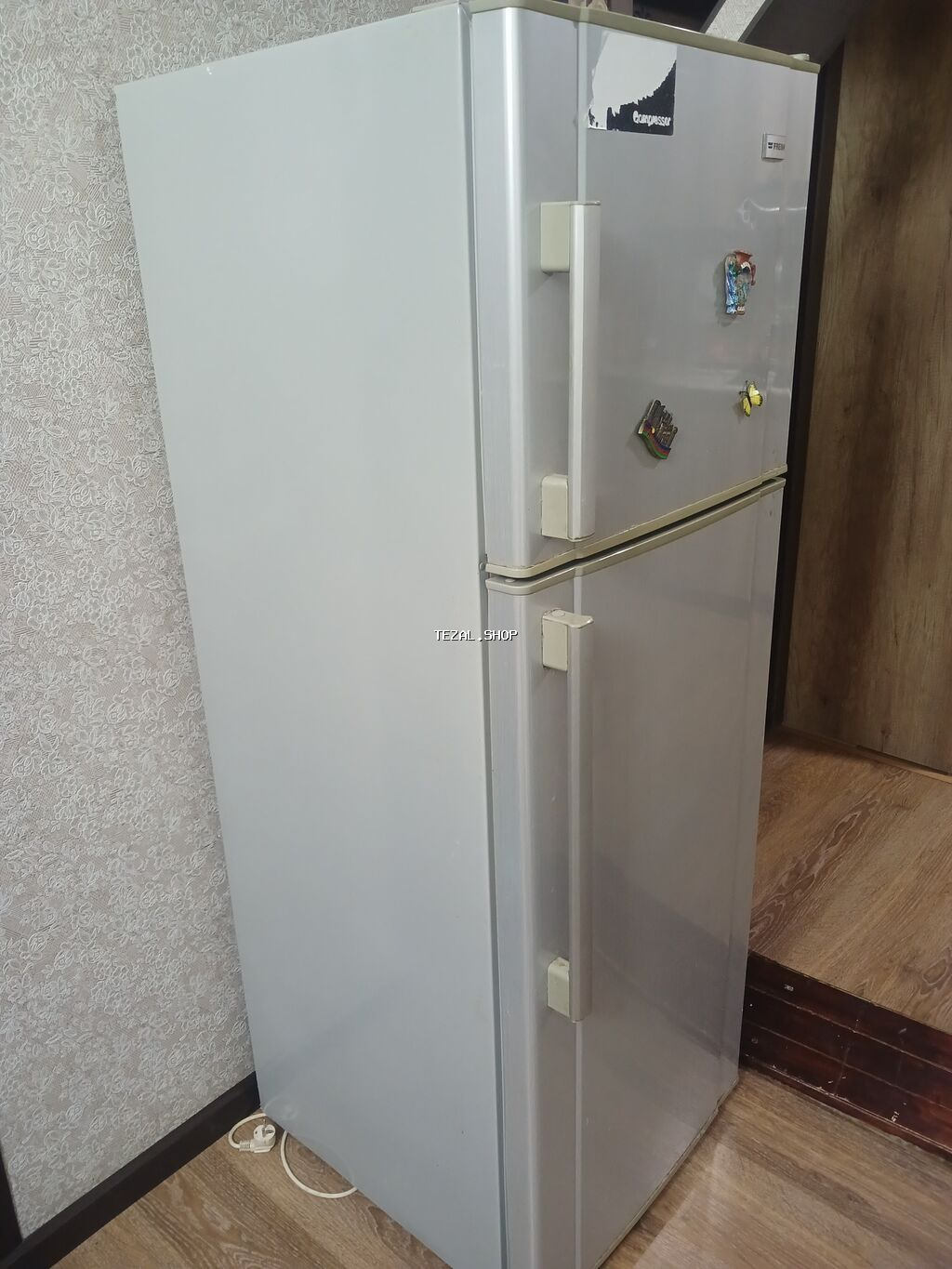 İki qapılı soyuducu - Üst hissədə dondurucu, alt hissədə əsas soyutma