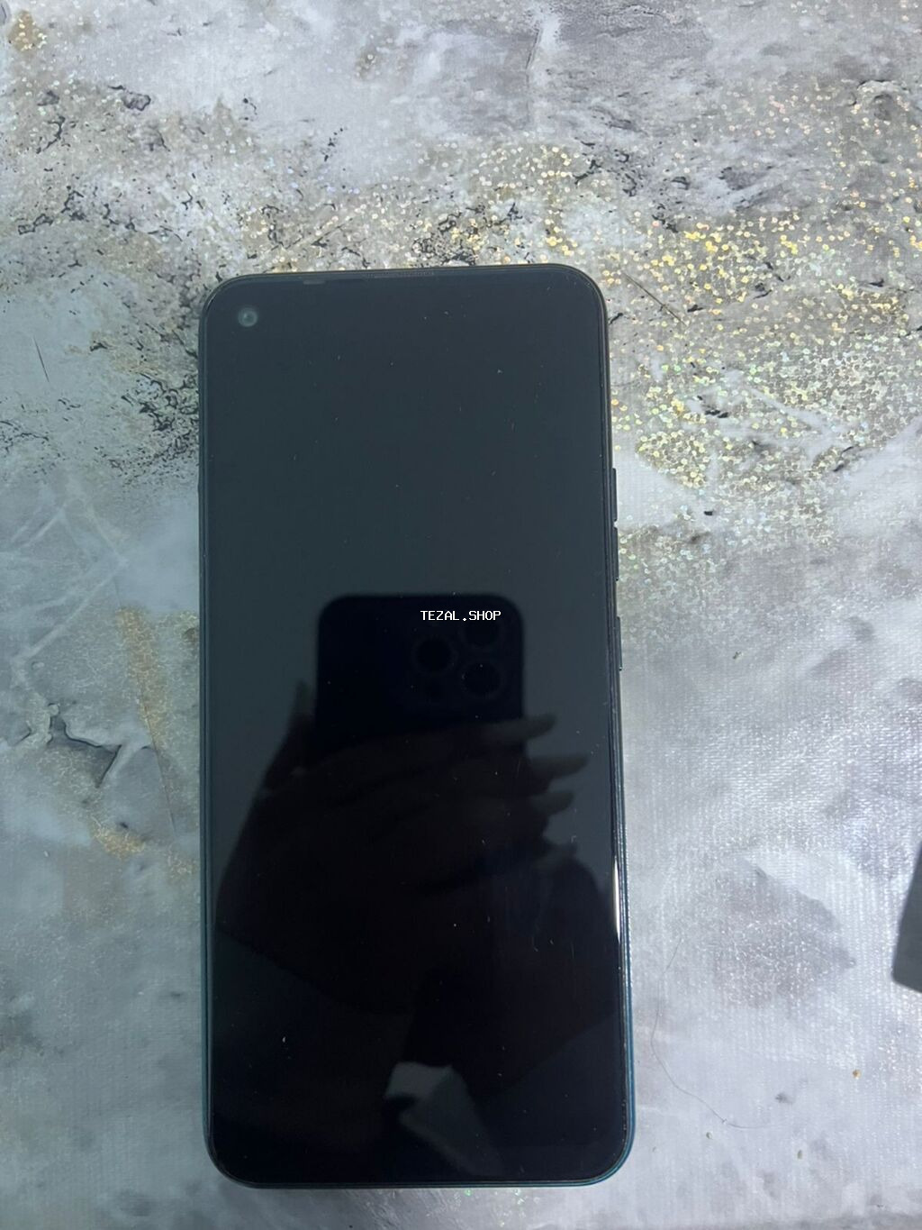 - Smartfon - Ön ekranda sol yuxarıda “punch‑hole” ön kamera - Tam