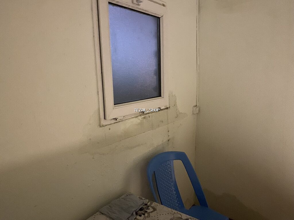 1 otaqli kicik evdi. Isleyen tek adama verilir. Evde soyuducu, tv