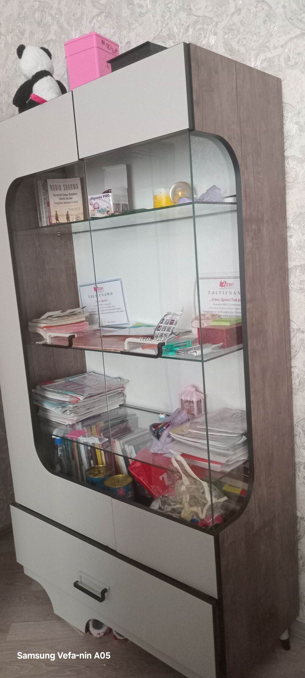 Şüşəli vitrinli şkaf - tecili satilir. endirim edilecekdir.Dizayn: ön