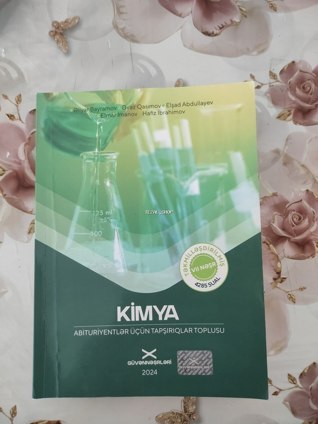 Salam kitab təmiz səliqəlidir heç işlədilməyib içi yazılmayıb cırığı