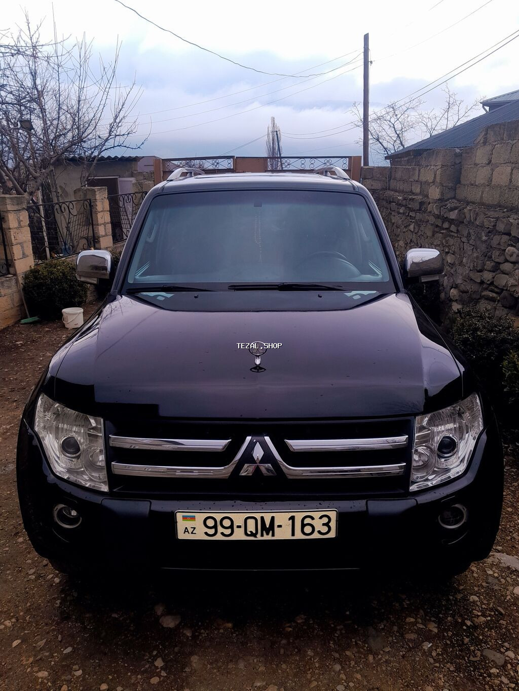 Mitsubishi Pajero SUV - Kuzov: qara rəng, 5 qapı, dam reylinqləri və