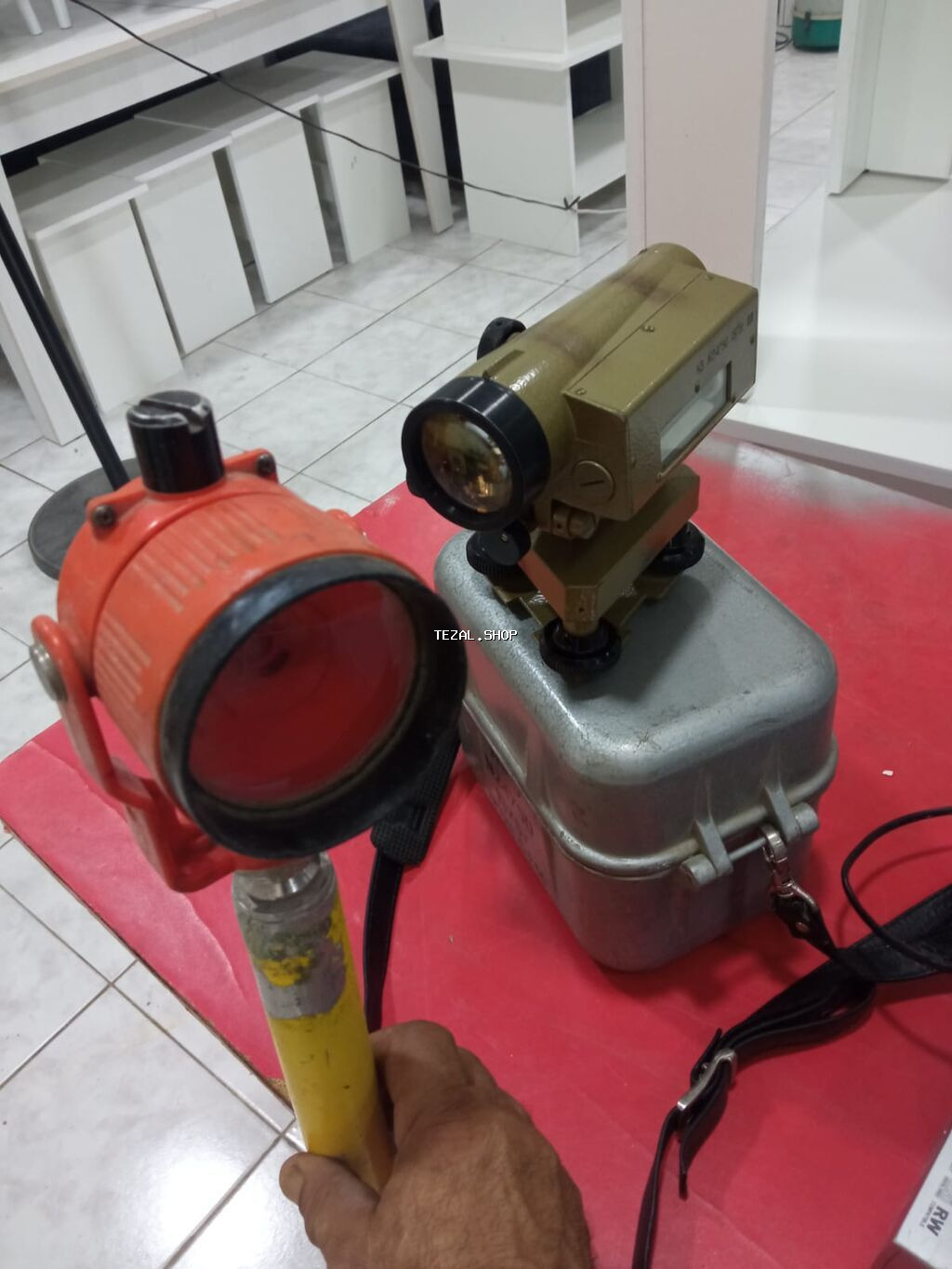 Optik nişangahlı geodeziya aləti və prizma/işıq reflektoru dəsti