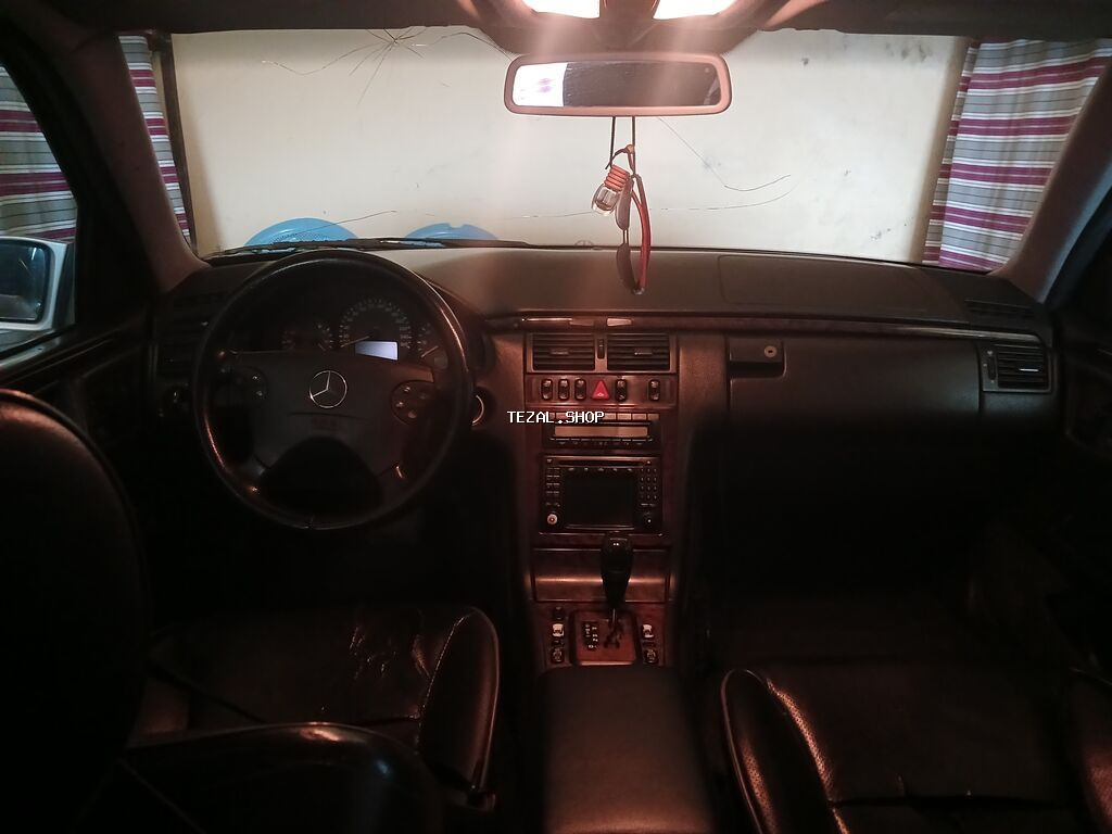 Mercedes-Benz E 240: 2.4 l | 2000 il Sedan