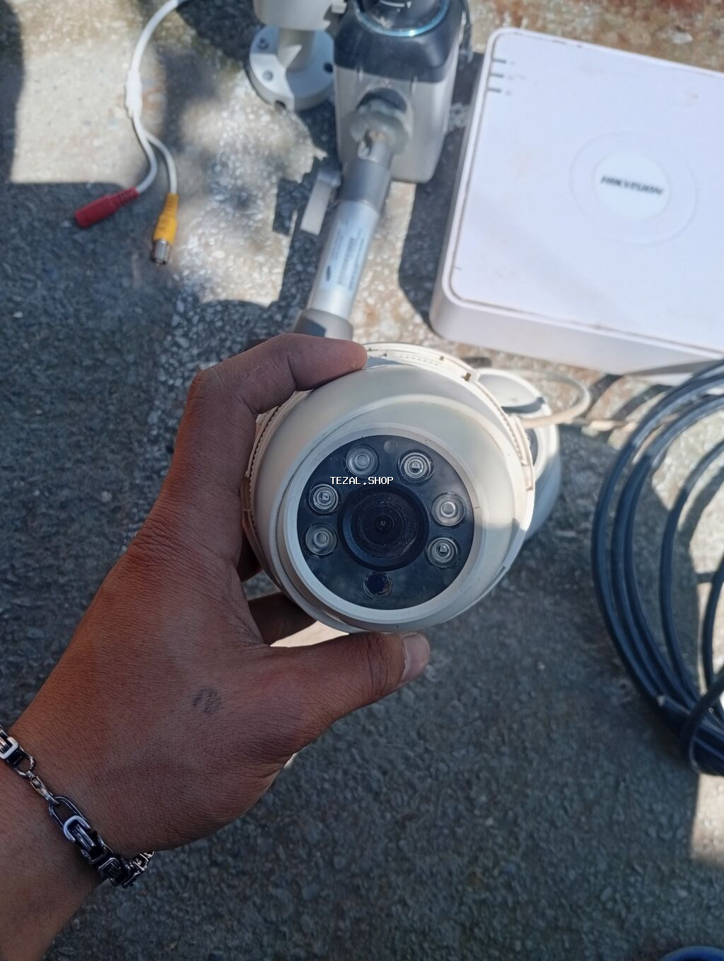 Müxtəlif tipli təhlükəsizlik kameraları və DVR-dən ibarət sistem