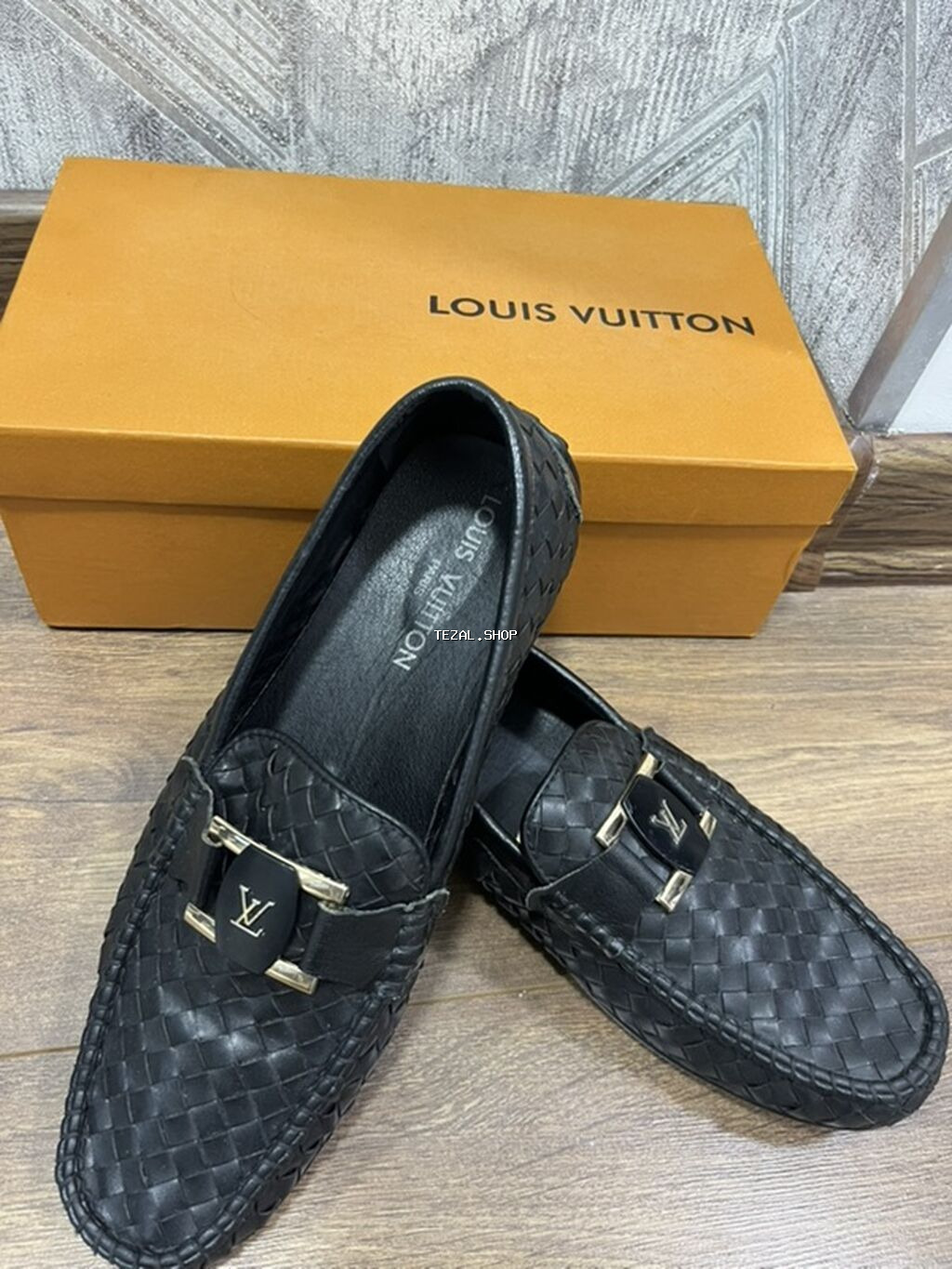 150 manata alınıb 80 manata satılır .Az işlənmişdi Louis Vuitton kişi