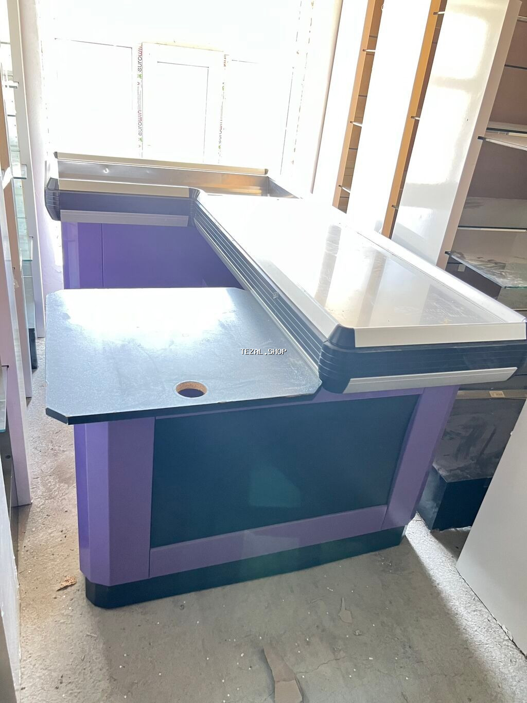 Mağaza və ya ticarət mərkəzi üçün nəzərdə tutulmuş, kasa aparatının