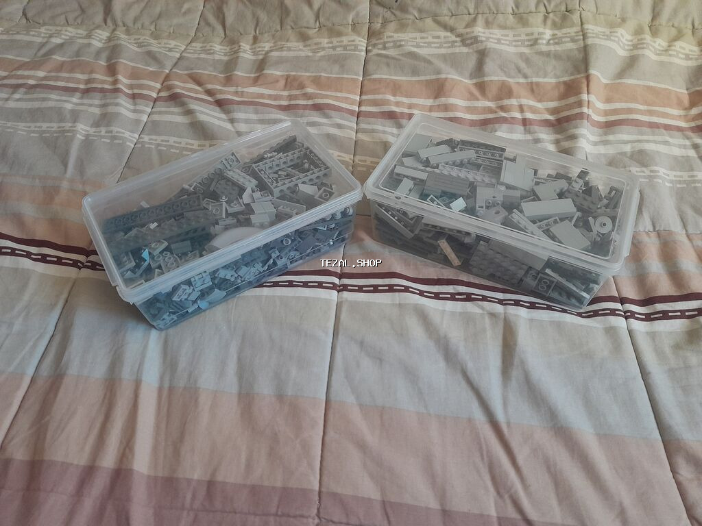 Boz rəng palitrasında LEGO uyğun konstruksiya detallarının qarışıq