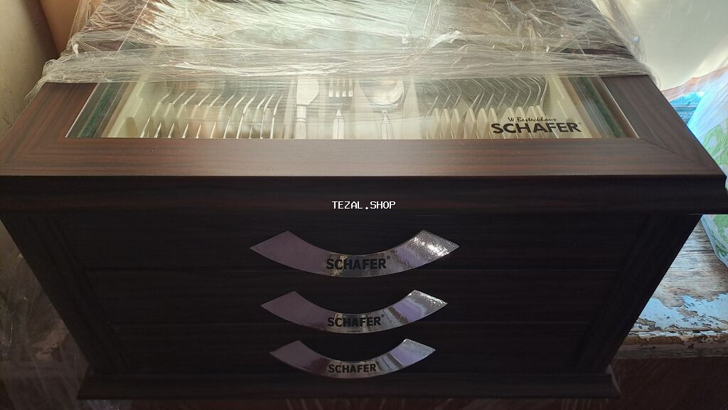 Schafer markalı bıçaq–çəngəl dəsti, şüşə qapaqlı taxta vitrin/qutu