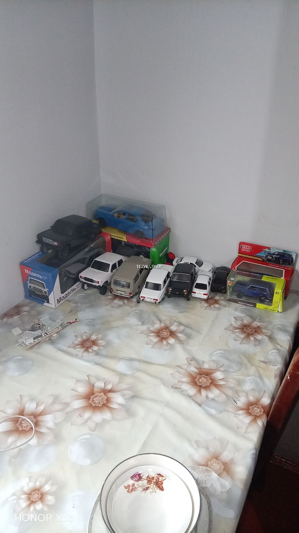 Kolleksiya üçün metal və plastmasdan hazırlanmış model avtomobillər